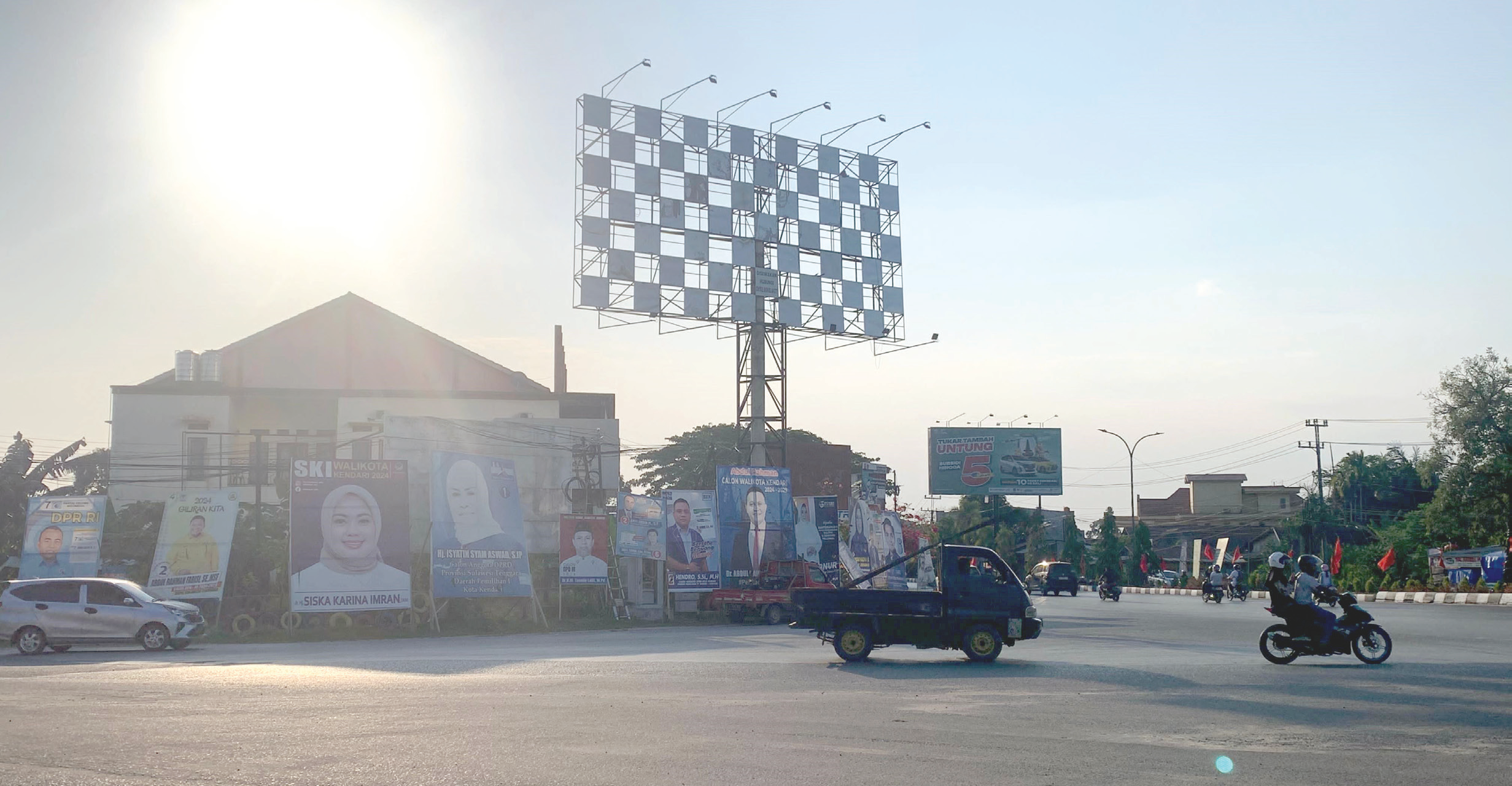 PAPAN REKLAME : Perekonomian di Kota Kendari tumbuh pesat. Hampir di setiap sudut kota bermunculan berbagai usaha baru dengan papan reklame. Sayangnya, hanya 20 persen papan reklame yang memiliki izin. (DOKUMEN KENDARI POS)