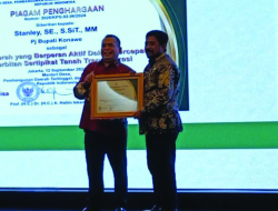 Pj Bupati Konawe Terima Penghargaan Nasional