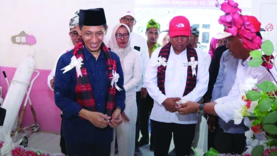 Bupati Wakatobi, Haliana (kiri) didampingi Sekda Wakatobi, Nadar (tengah) saat meresmikan pengisian tabung oksigen di Puskesmas Usuku. (IST)