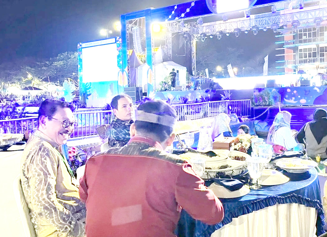 LESTARIKAN BUDAYA : Bupati Butur, Muh. Ridwan Zakariah (kiri), ketika menghadiri kegiatan welcome dinner dalam rangka Kongres VI JKPI tahun 2024 di Panggung Apung Siring Sungai Martapura, Kota Banjarmasin.(DISKOMINFO KABUPATEN BUTON UTARA FOR KENDARI POS