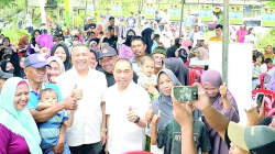 Aksan dan Andi Sulolipu bersama warga Baruga untuk menggalang dukungan di Pilwali Kendari.(IST)