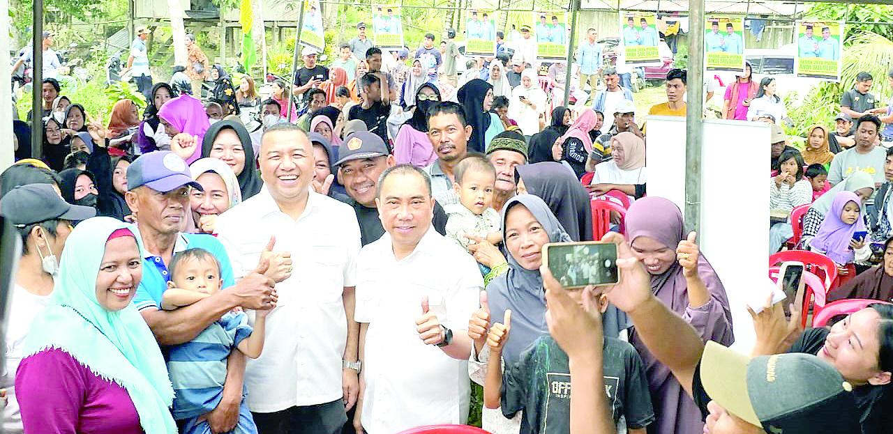 Aksan dan Andi Sulolipu bersama warga Baruga untuk menggalang dukungan di Pilwali Kendari.(IST)