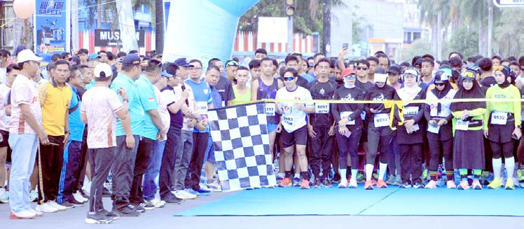 Kepala BPTD Sultra Husni Mubarak didampingi Kepala Dishub Sultra Rajulan dan anggota DPR RI Ridwan Bae saat melepas peserta run for safety di kawasan Balai Kota Kendari, kemarin. (IST)