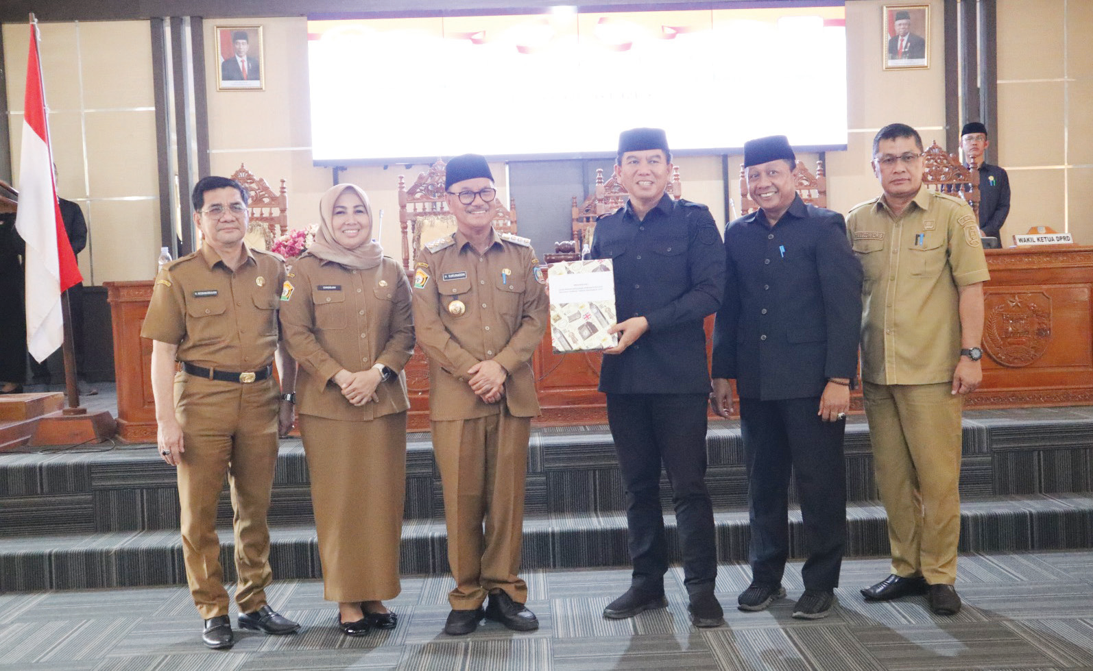 Ketua DPRD Konsel, Irham Kalenggo (tiga dari kanan) beserta unsur pimpinan lainnya foto bersama Bupati Konsel, Surunuddin Dangga (tiga dari kiri) beserta jajaran usai rapat paripurna. (IST)