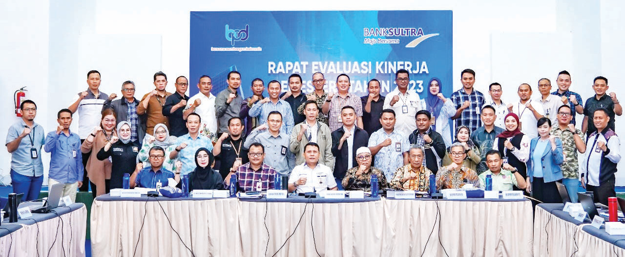 Foto bersama usai rapat evaluasi kinerja tahun 2023. (IST)