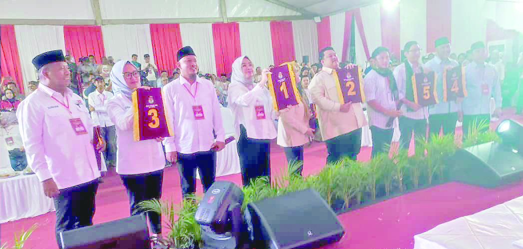 5 paslon Wali Kota dan Wakil Wali Kota Kendari usai pengundian dan penetapan nomor urut di KPU Kota Kendari, Senin (23/9/2024). Paslon nomor urut 1, Siska Karina Imran (SKI)-Sudirman, paslon nomor urut 2, Yudhianto Mahardika-Hj.Nirna Lachmuddin, paslon nomor urut 3, Sitya Giona Nur Alam-Subhan, paslon nomor urut 4, Aksan Jaya Putra (AJP)-Andi Sulolipu (ASLI) dan paslon nomor urut 5, Abdul Rasak-Afdhal. (AGUS SETIAWAN / KENDARI POS)