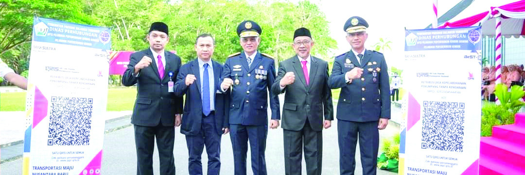 Sekda Sultra Asrun Lio (tengah) bersama Kadis Perhubungan Sultra, Muh Rajulan (kanan) serta sejumlah pejabat Pemprov usai upacara Peringatan Hari Perhubungan Nasional (Harhubnas) 2024 di halaman kantor Gubernur Sultra, Senin (23/9/2024). (Biro Adpim Pemprov Sultra)