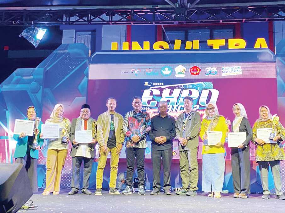 Rektor Unsultra, Prof. Dr. Andi Bahrun (enam dari kiri), Kepala Dispar Sultra, Belli Harli Tombili (lima dari kiri), bersama para pemenang lomba. (EWIN ENDANG SAHPUTRI/KENDARI POS)