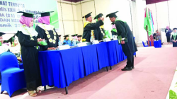 Rektor ITK Avicena saat mewisuda 130 mahasiswanya. (IST)