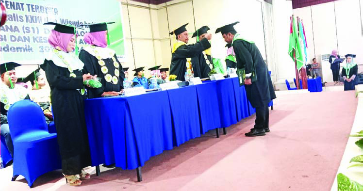 Rektor ITK Avicena saat mewisuda 130 mahasiswanya. (IST)