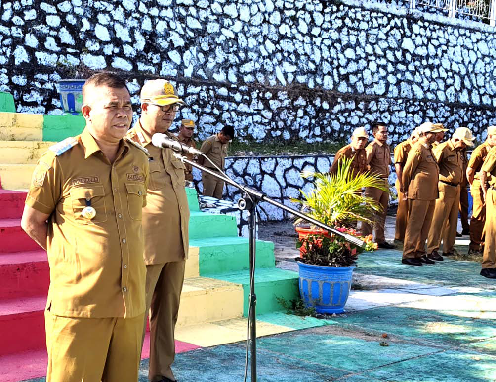 Pj Bupati Buton La Haruna memimpin apel, kemarin dan meminta ASN netral di Pilkada. (IST)