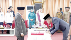 BANTU KEPALA DAERAH : Suasana pelantikan Pj Sekab Kolaka, Ramli Sima (kiri) oleh Pj Bupati, Muhammad Fadlansyah, di Aula Sasana Praja, kemarin. (HUMAS DAN PROTOKOL SETKAB KOLAKA FOR KENDARI POS)