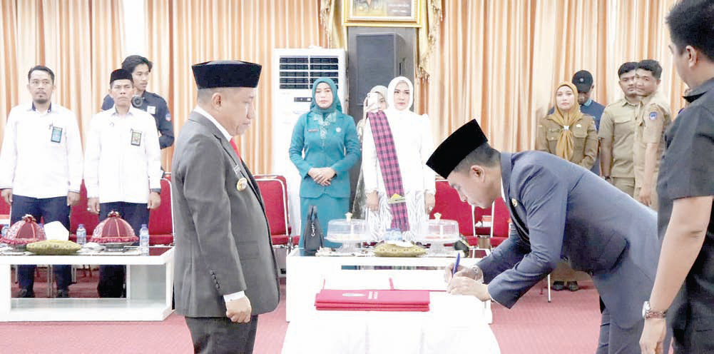 BANTU KEPALA DAERAH : Suasana pelantikan Pj Sekab Kolaka, Ramli Sima (kiri) oleh Pj Bupati, Muhammad Fadlansyah, di Aula Sasana Praja, kemarin. (HUMAS DAN PROTOKOL SETKAB KOLAKA FOR KENDARI POS)