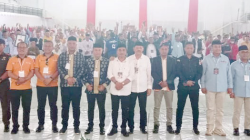 Lima paslon bupati dan wakil bupati Muna bersama KPU, Bawaslu, Forkopimda usai penetapan nomor urut. (DEDEH AYU/KP)