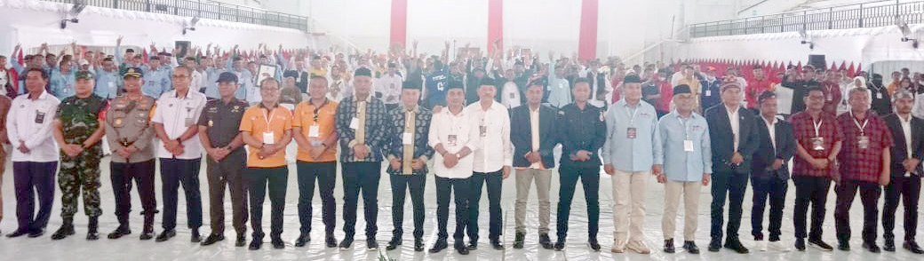 Lima paslon bupati dan wakil bupati Muna bersama KPU, Bawaslu, Forkopimda usai penetapan nomor urut. (DEDEH AYU/KP)