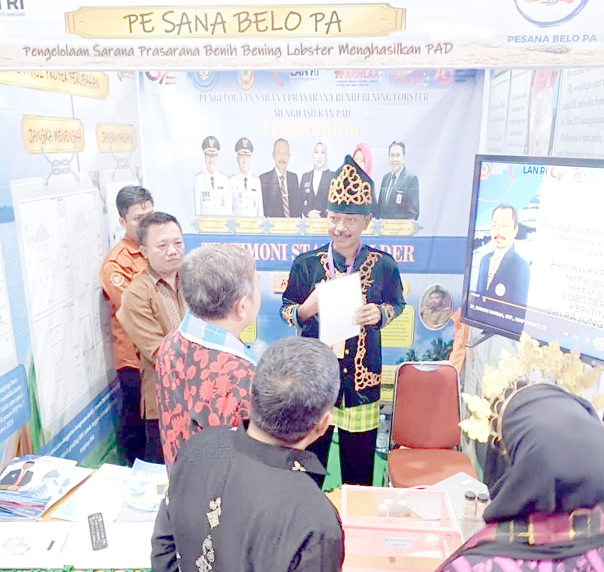 INOVASI : Kepala Dinas Perikanan Konsel, Wayan Darma saat mempresentasikan PE SANA BELO PA (Pengelolaan Sarana Prasarana Benih Bening Lobster Menghasilkan PAD) di Stand pameran LAN RI, Makassar, saat ujian akhir PKN-2. (DINAS PERIKANAN KONAWE SELATAN FOR KENDARI POS)