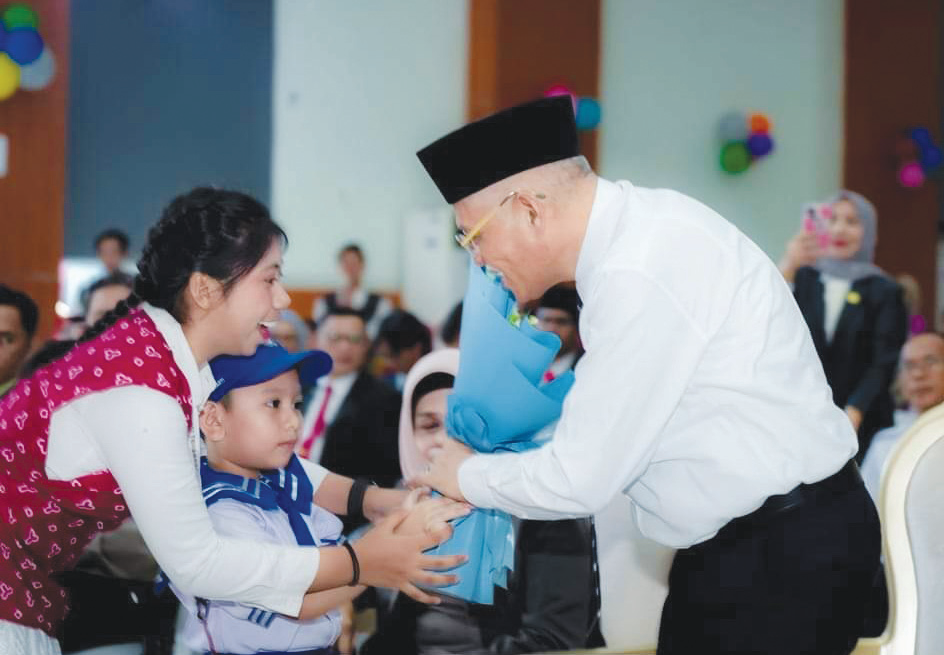 HARI ANAK NASIONAL : Sekprov Sultra Asrun Lio menerima buket bunga dari pelajar TK pada peringatan HAN di aula Bahteramas kantor Setprov Sultra, Senin (23/9). (BIRO ADPIM SULTRA FOR KENDARI POS)