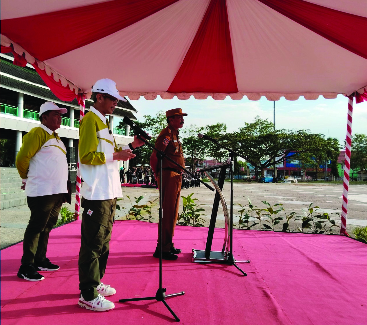 Ketua Bawaslu Provinsi Sultra Iwan Rompo Banne saat memimpin apel siaga pengawasan Pilkada serentak di pelataran eks MTQ Kendari, Selasa (24/9/2024). (LAODE IDRIS SYAPUTRA / KENDARI POS)