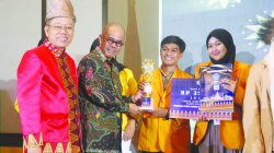 Penyerahan penghargaan oleh Ketua FORKOM FKIP Se-Indonesia, Prof. Dr. M. Rusdi, M.Sc (dua dari kiri), didampingi Dr. Hartono, MA selaku Dekan FKIP Universitas Sriwijaya (paling kiri) kepada mahasiswa FKIP UHO. (Dok FKIP UHO)