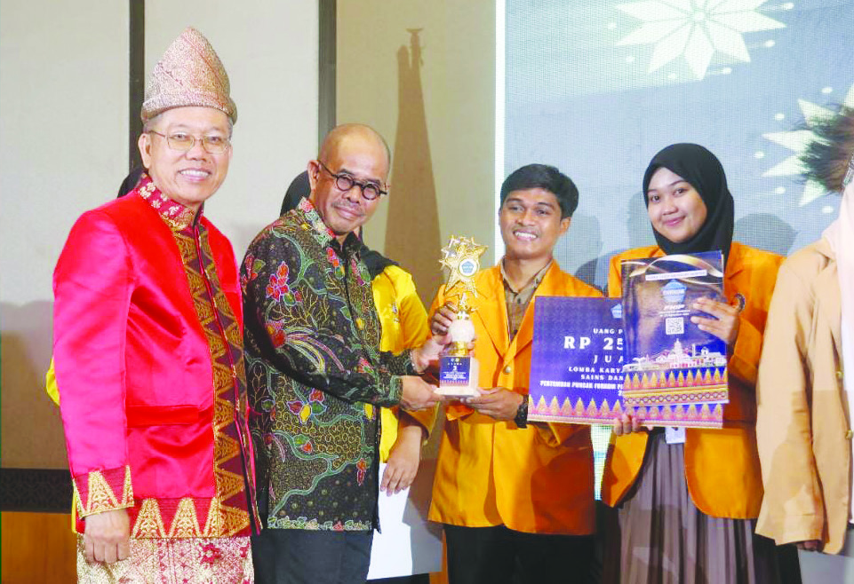 Penyerahan penghargaan oleh Ketua FORKOM FKIP Se-Indonesia, Prof. Dr. M. Rusdi, M.Sc (dua dari kiri), didampingi Dr. Hartono, MA selaku Dekan FKIP Universitas Sriwijaya (paling kiri) kepada mahasiswa FKIP UHO. (Dok FKIP UHO)