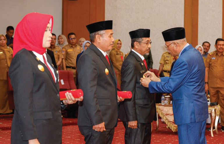 Sekda Sultra Asrun Lio (kanan) saat melantik dan menyematkan lencana garuda kepada Pjs Bupati Konut La Ode Saifuddin (3 dari kiri), Pjs Bupati Koltim Ari Sismanto (2 dari kiri) dan Pjs Bupati Muna Yuni Nurmalawati (kiri), di kantor Gubernur Sultra, Selasa (24/9/2024). (BIRO ADPIM PEMPROV SULTRA)