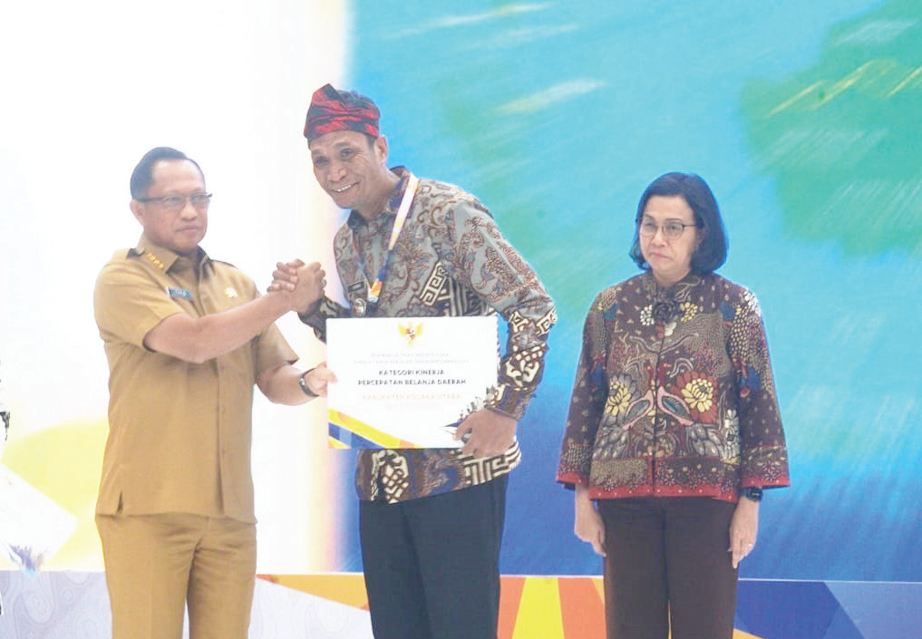 Pj Bupati Kolut Yusmin (tengah) mendapat ucapan selamat dari Mendagri Tito Karnavian (kiri) dan Menkeu Sri Mulyani (kanan) pada penyerahan insentif fiskal di aula Mezzanine gedung Djuanda I Kemenkeu, Jakarta.(DISKOMINFO SULTRA FOR KENDARI POS)