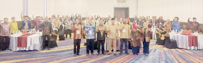 Sekda Sultra Asrun Lio, Kepala BKPSDM Syahruddin Nurdin bersama anggota DPRD Kendaribdan Konsel yang menjalani orientasi di Hotel Claro Kendari.(IST)