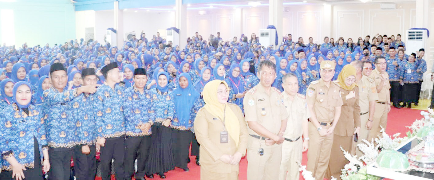 KOMPETEN : Pj. Bupati Kolaka, Muhammad Fadlansyah (keempat dari kiri, depan) ketika menghadiri orientasi pengenalan nilai dan etika instansi pemerintah bagi PPPK di lingkungan Pemkab, kemarin. (HUMAS DAN PROTOKOL SETKAB KOLAKA FOR KENDARI POS)