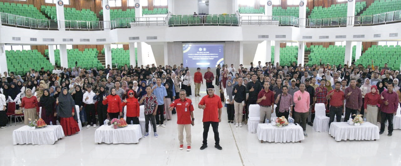 Rektor UHO, Prof Dr Muhammad Zamrun Firihu, S.Si., M.Si., MSc (depan, kiri) didampingi Kepala UPT Perpustakaan UHO, Muh. Alim Marhadi, S.Pd., M.Pd., bersama peserta kegiatan, Rabu (25/9) di Auditorium Mokodompit. (Dok UPT Perpustakaan UHO)