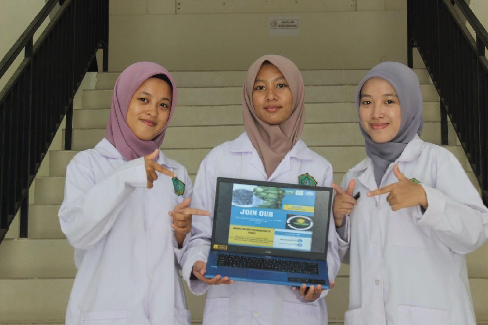 Tiga mahasiswa IAIN Kendari yang berhasil masuk final IPCE 2024, yakni Sari Yanti (kiri), Fharaz Jhanizza (tengah), dan Aprilia Citra Gema (kanan). (Humas IAIN Kendari)