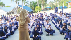 PERUNDUNGAN ANAK : Kampanye stop bullying di SMPN 12 Kendari kemarin. Untu mencegah perundungan, DP3A Kota Kendari turun ke sekolahsekolah. (LAODE IDRIS SYAPUTRA/ KENDARI POS)