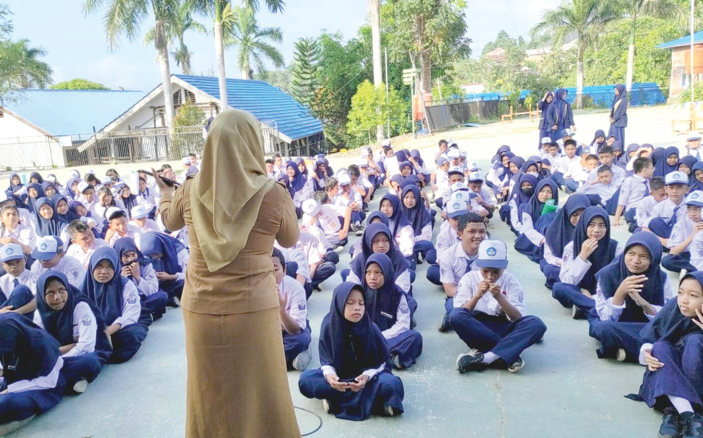 PERUNDUNGAN ANAK : Kampanye stop bullying di SMPN 12 Kendari kemarin. Untu mencegah perundungan, DP3A Kota Kendari turun ke sekolahsekolah. (LAODE IDRIS SYAPUTRA/ KENDARI POS)