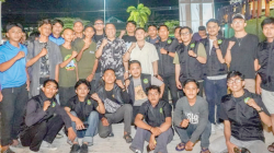 RELAWAN GEN Z : Calon Wali Kota Kendari Aksan Jaya Putra berfoto bersama relawan Gen Z. Ratusan anak muda Kendari ini bertekad memenangkan pasangan AJP-ASLI pada Pilwali Kendari. (IST)