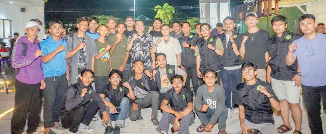 RELAWAN GEN Z : Calon Wali Kota Kendari Aksan Jaya Putra berfoto bersama relawan Gen Z. Ratusan anak muda Kendari ini bertekad memenangkan pasangan AJP-ASLI pada Pilwali Kendari. (IST)