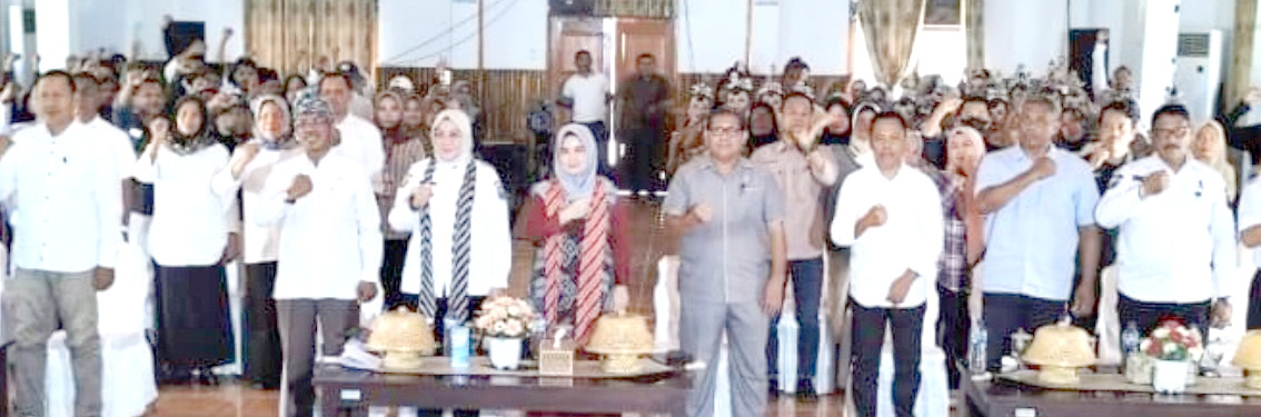 Plt Wakatobi, Ilmiati Daud bersama peserta Festival Gebyar Nada Maritim di Aula Pesanggrahan Taman Budaya Wakatobi, kemarin. (IST)