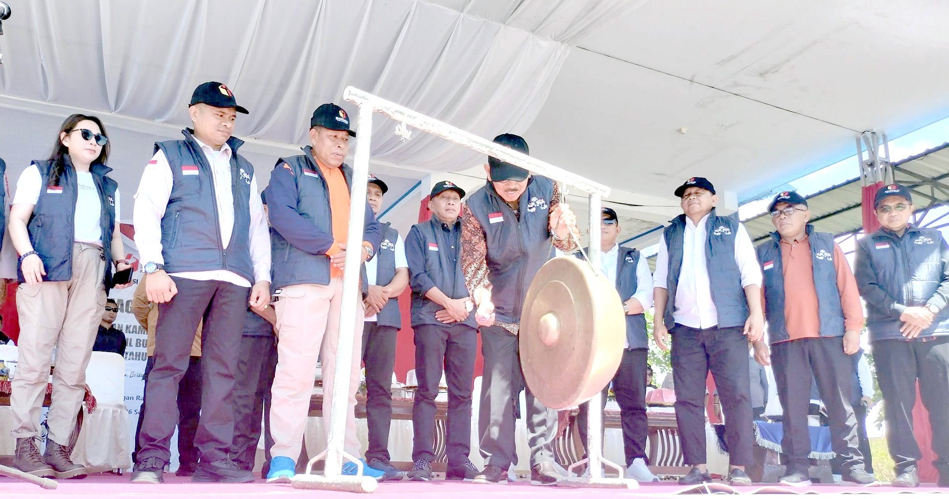 PESTA RAKYAT : Apel siaga pengawasan tahapan kampanye Pilkada Butur yang digelar Bawaslu setempat. Bupati Butur, Dr. H. Muhammad Ridwan Zakariah dan Wakilnya, Ahali, MH., menghadiri kegiatan yang berlangsung di lapangan Raja Jin, kemarin. (PROKOPIM SETKAB BUTON UTARA FOR KENDARI POS)