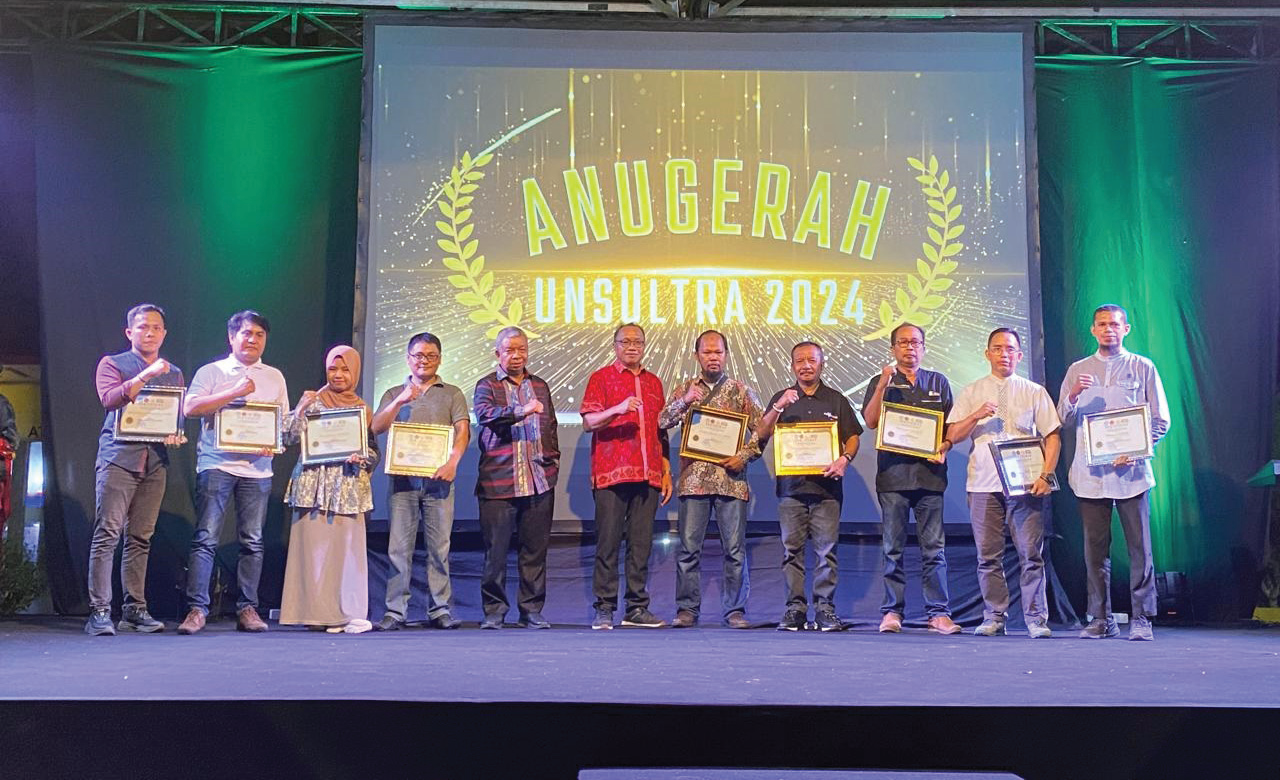 Foto bersama Rektor Unsultra, Prof. Dr. Ir. Andi Bahrun, M.Sc., Agric (lima dari kiri), dan para penerima penghargaan Unsultra Award 2024. (Humas Unsultra for Kendari Pos)