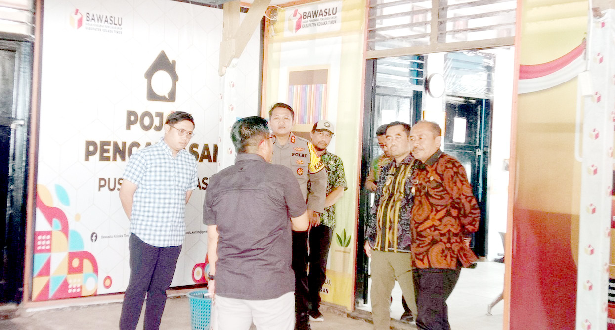 KOORDINASI : Pjs. Bupati Koltim, Ari Sismanto (kanan) ketika mengunjungi sejumlah lembaga untuk memastikan pelaksanaan Pilkada di daerah itu, berjalan dengan baik dan sesuai tahapannya. (DISKOMINFO KABUPATEN KOLAKA TIMUR FOR KENDARI POS)