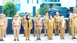 JANGAN CARI MUKA : Para ASN lingkup Pemkab Konsel saat mendengarkan arahan Bupati, H. Surunuddin Dangga. Mereka diingatkan tidak ikut politik praktis hanya karena dijanjikan jabatan. ASN harus teguh menegakkan netralitas dalam masa Pilkada ini. (DISKOMINFO KABUPATEN KONAWE SELATAN FOR KENDARI POS)