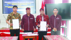 Rektor Unsultra, Prof. Dr. Ir. Andi Bahrun, M.Sc., Agric. (kedua dari kiri), bersama Kepala Dinas PUPR Kota Bontang, H. Much Cholis Edy Prabowo, S.T., M.Si. (kedua dari kanan), serta dosen Unsultra, usai penandatanganan MoU. (HUMAS UNSULTRA FOR KENDARI POS)