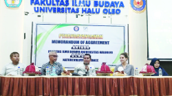 Dekan Fakultas Ilmu Budaya, Dr. Akhmad Marhadi, S.Sos., M.Si. (tengah), bersama jajaran dosen Fakultas Ilmu Budaya UHO. (SITI SRIWAHYUNI/KENDARI POS)