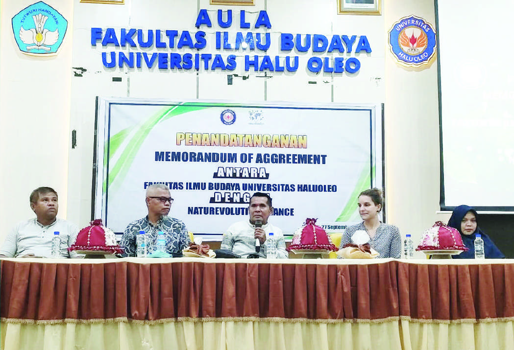 Dekan Fakultas Ilmu Budaya, Dr. Akhmad Marhadi, S.Sos., M.Si. (tengah), bersama jajaran dosen Fakultas Ilmu Budaya UHO. (SITI SRIWAHYUNI/KENDARI POS)