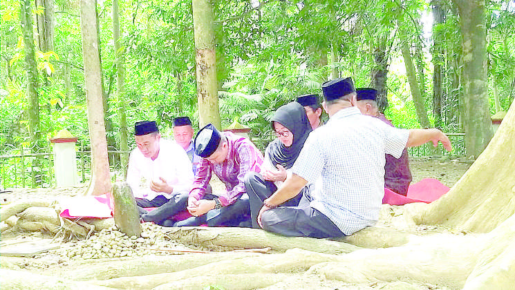 SATUKAN PERBEDAAN : Paslon nomor urut 2, Muhammad Jayadin (kiri) dan Deni Germanto (baju merah) mengawali kampanyenya dengan berziarah ke makam Raja Mekongga, Sangia Nibandera di Desa Tikonu, kemarin. (ZULFADLY NUR/KENDARI POS)