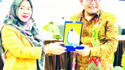 Rektor UMW, Dr. Ratna Umi Nurlila saat memberikan cinderamata kepada pemateri, Prof. Ari Purbayanto Ph.D. (IST)