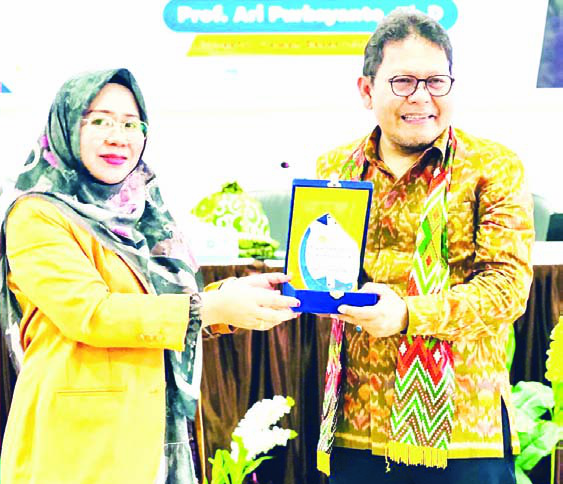 Rektor UMW, Dr. Ratna Umi Nurlila saat memberikan cinderamata kepada pemateri, Prof. Ari Purbayanto Ph.D. (IST)