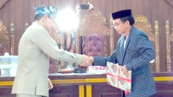 PENYESUAIAN ANGGARAN : Bupati Butur, Dr. H. Muhammad Ridwan Zakariah (kiri) saat menyerahkan nota keuangan dan Raperda APBD Perubahan 2024 yang diterima Wakil Ketua DPRD, Sujono, S.Ars dalam sidang paripurna. (DISKOMINFO KABUPATEN BUTON UTARA FOR KENDARI POS)