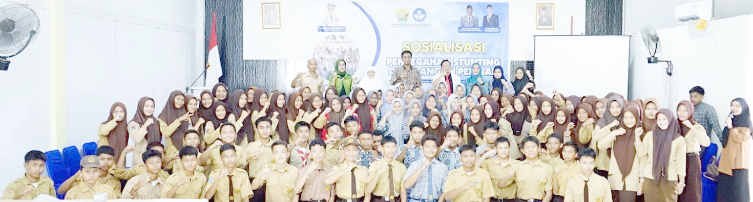 USIA DINI : Pose bersama usai sosialisasi pencegahan stunting bagi kalangan pelajar SMA/SMK di Kolaka Utara yang turut dihadiri Pj Bupati, Yusmin. (DISKOMINFO KABUPATEN KOLAKA UTARA FOR KENDARI POS)