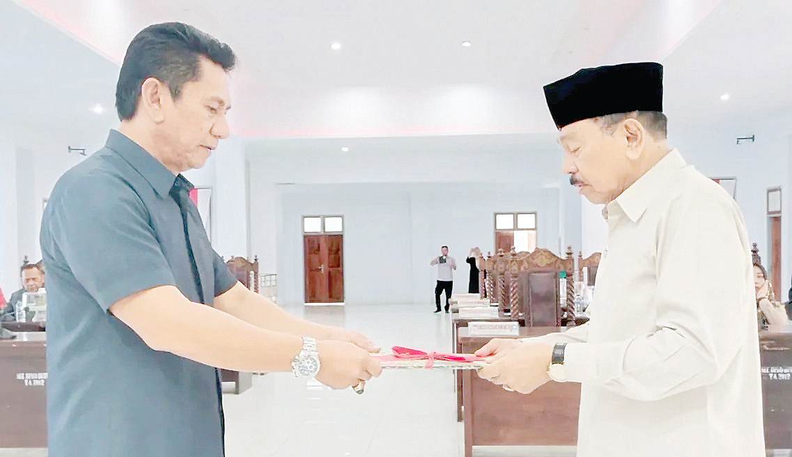 PERUBAHAN ANGGARAN : Penyerahan nota penjelasan rancangan KUA-PPAS Perubahan APBD 2024 dalam rapat paripurna yang dihadiri Bupati Butur, Dr. H. Muh. Ridwan Zakariah (kanan) dan dipimpin Ketua DPRD, H. Muh. Rukman Basri Zakariah. (DISKOMINFO KABUPATEN BUTON UTARA FOR KENDARI POS)