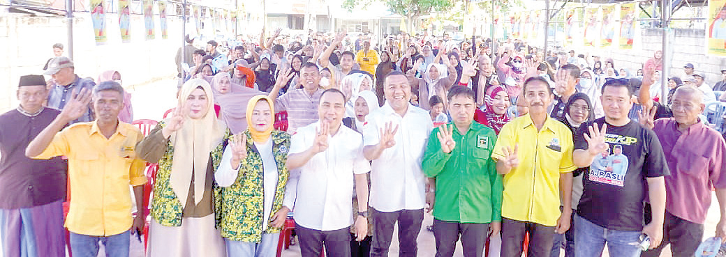 Pasangan calon Wali Kota dan Wakil Wali Kota Kendari, Aksan Jaya Putra dan Andi Sulolipu (AJP-ASLI) bersama warga saat kampanye terbatas di Kelurahan Korumba, Kecamatan Mandonga, Sabtu (28/9/2024). (IST)