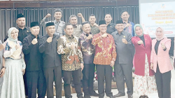 ATAS NAMA RAKYAT : Pose bersama jajaran Pemerintah Kabupaten bersama anggota DPRD Konsel usai menuntaskan pembahasan APBD Perubahan tahun 2024, tanpa legislator Partai Golkar. (I NGURAH PANDI SANTOSA/KENDARI POS)